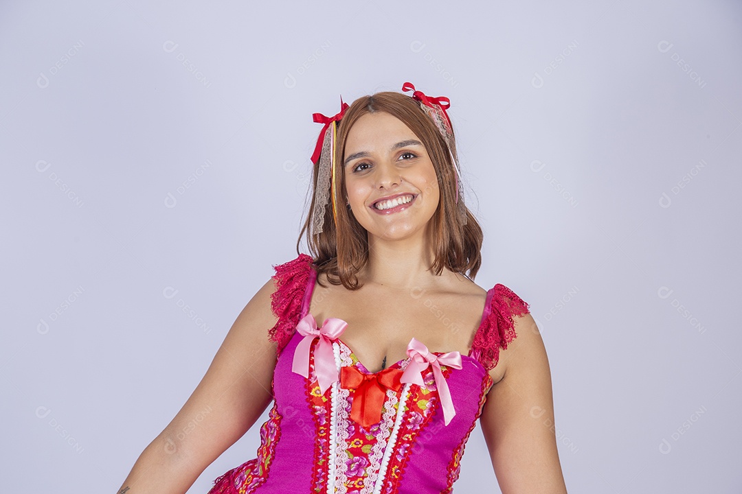 Jovem quadrilheira sorrindo e com trajes para festa junina