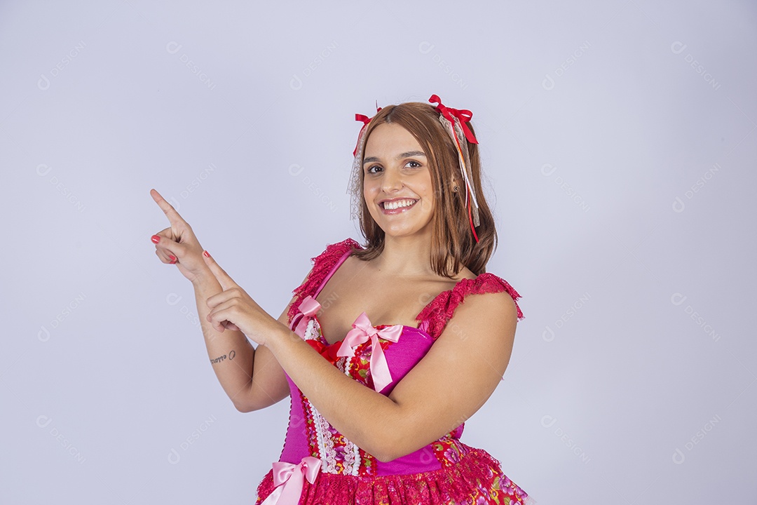 Jovem quadrilheira sorrindo e com trajes para festa junina