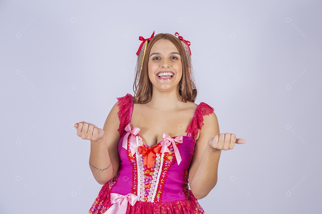 Jovem quadrilheira sorrindo e com trajes para festa junina