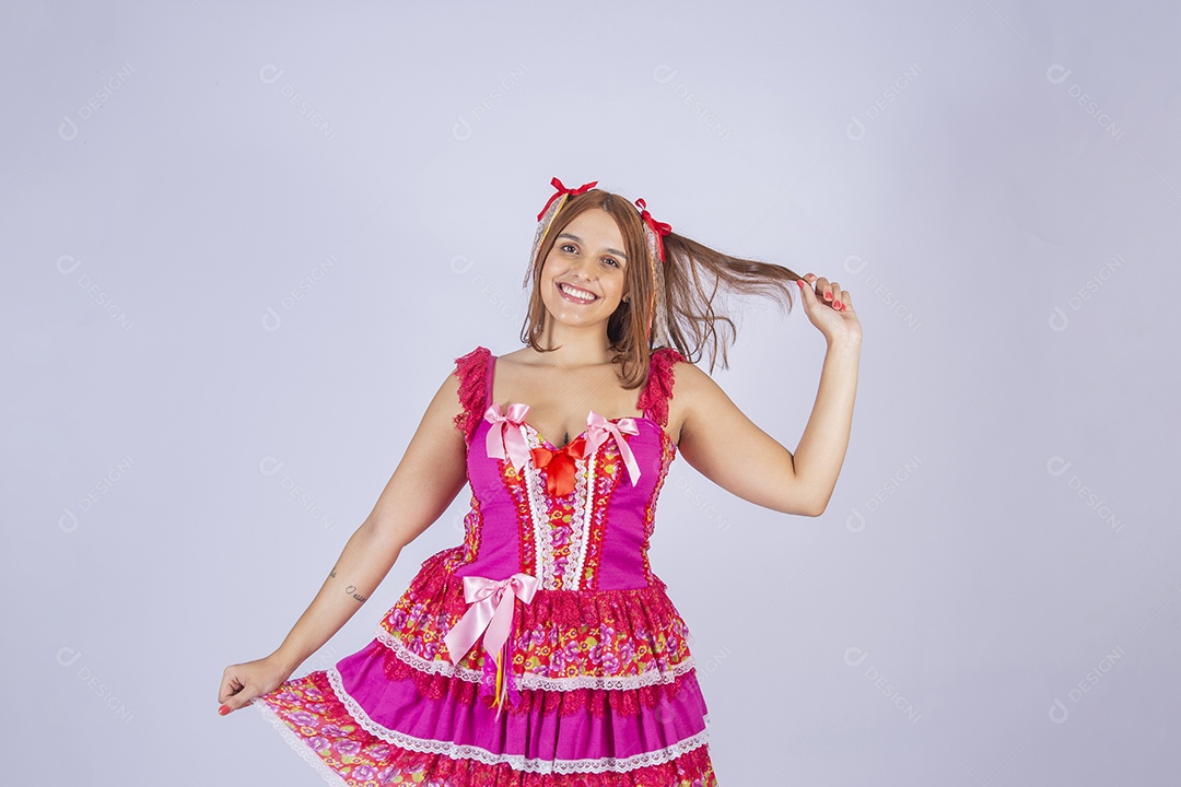 Jovem quadrilheira sorrindo e com trajes para festa junina