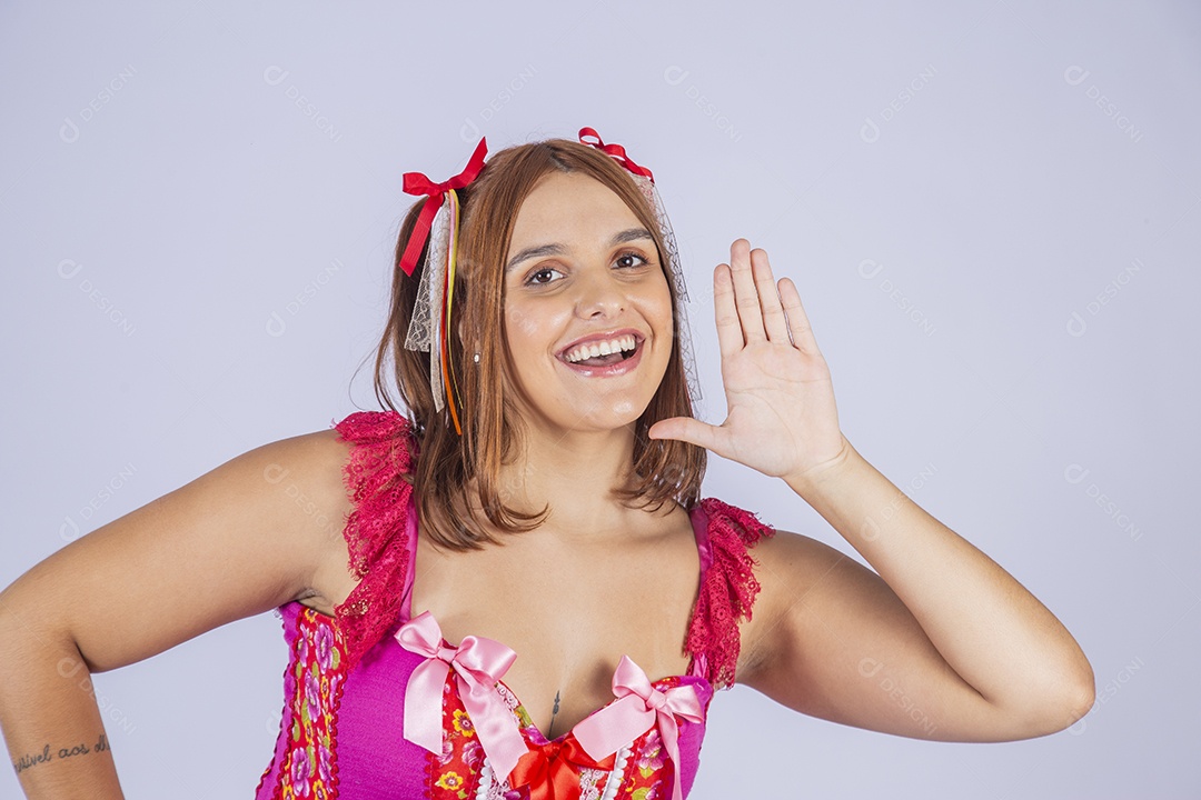 Jovem quadrilheira sorrindo e com trajes para festa junina