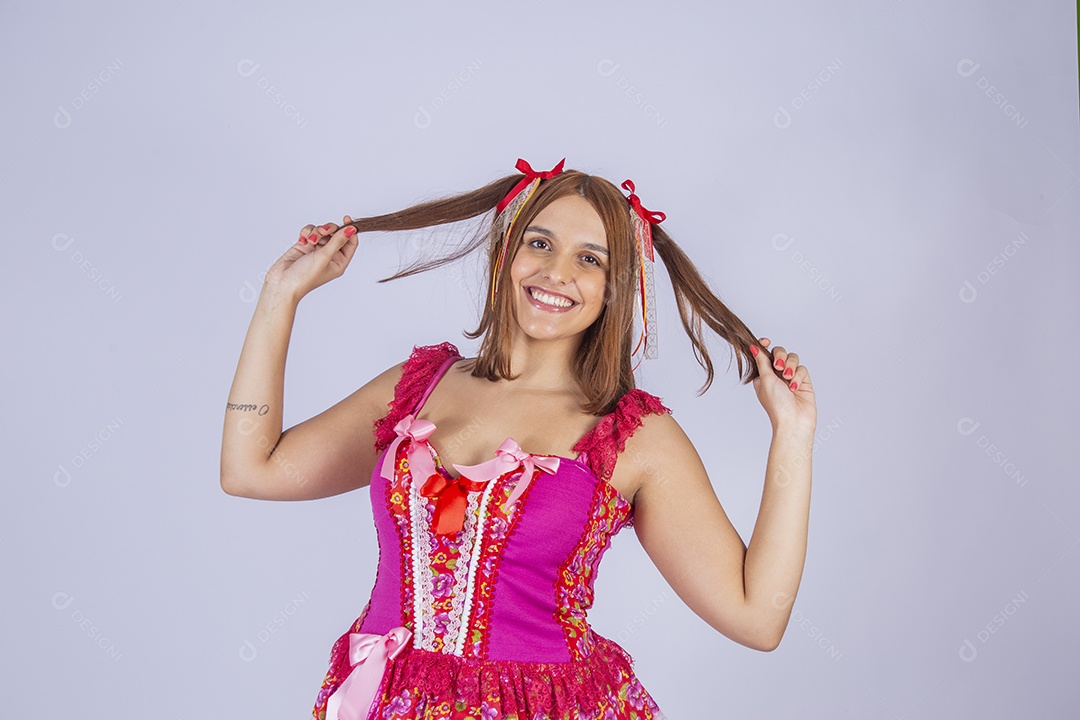 Jovem quadrilheira sorrindo e com trajes para festa junina