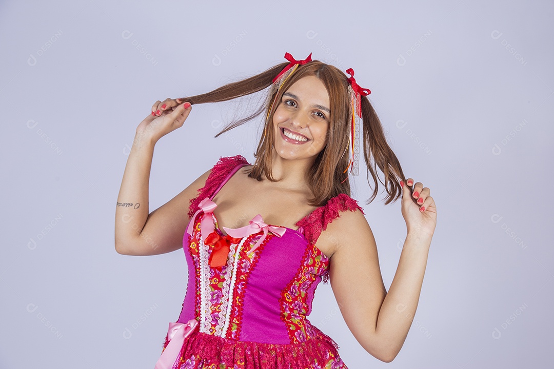 Jovem quadrilheira sorrindo e com trajes para festa junina