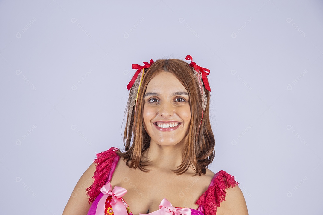 Jovem quadrilheira sorrindo e com trajes para festa junina