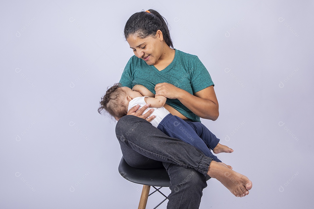 Uma mãe dedicada amamentando seu neném