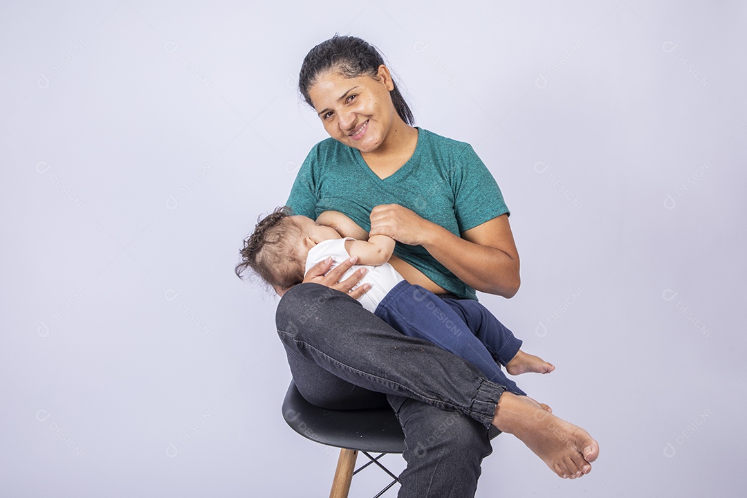 Uma mãe dedicada amamentando seu neném