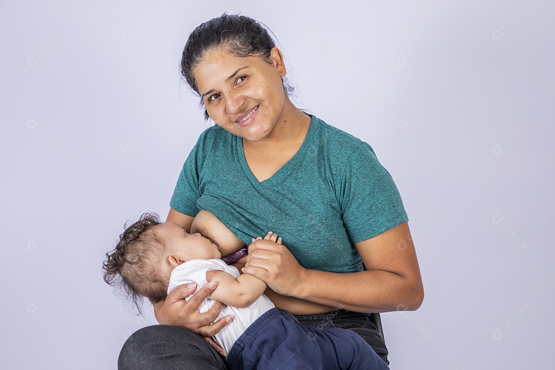 Uma mãe dedicada amamentando seu neném