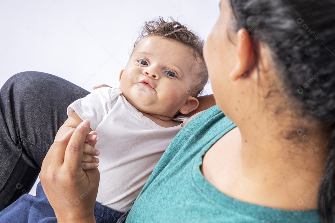 Uma mãe muito feliz com seu bebê no colo