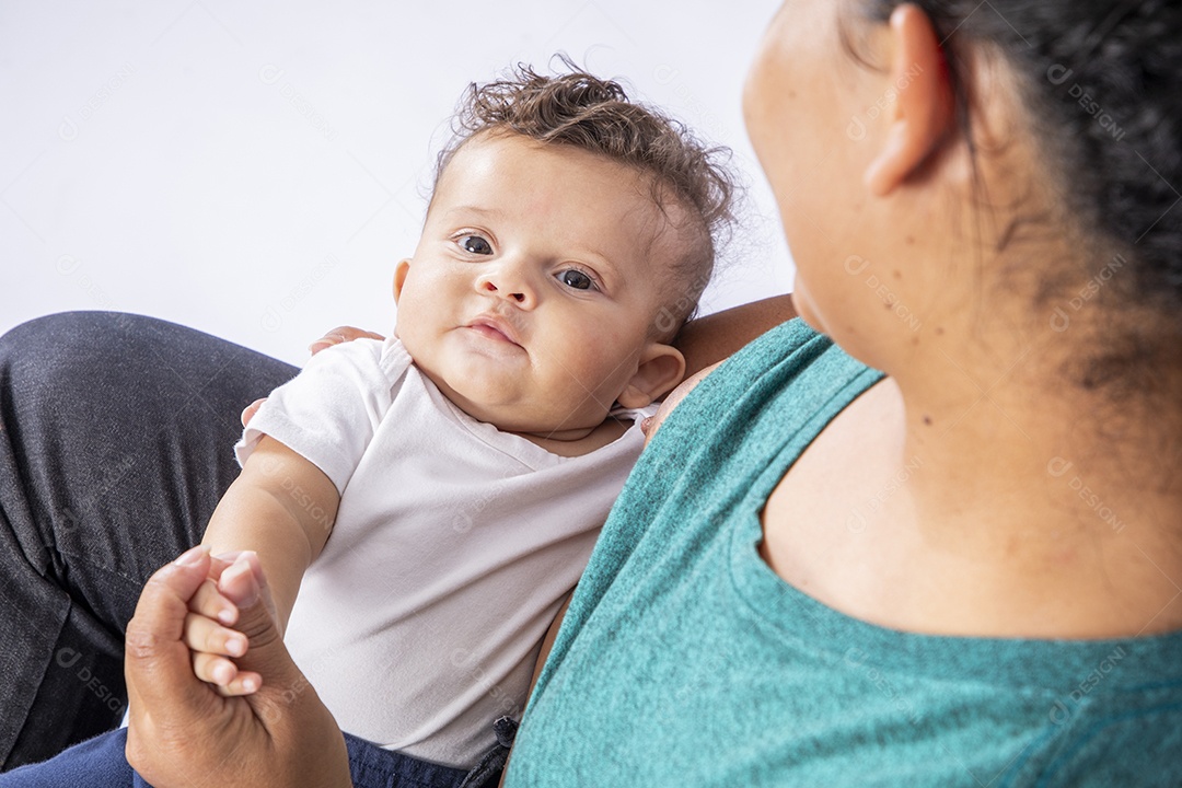 Uma mãe muito feliz com seu bebê no colo