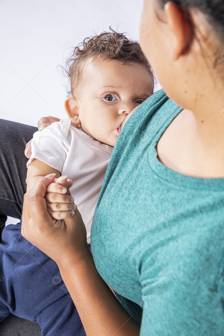 Uma mãe dedicada amamentando seu neném