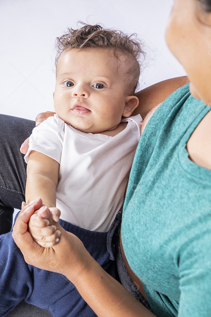Mãe com seu neném no colo