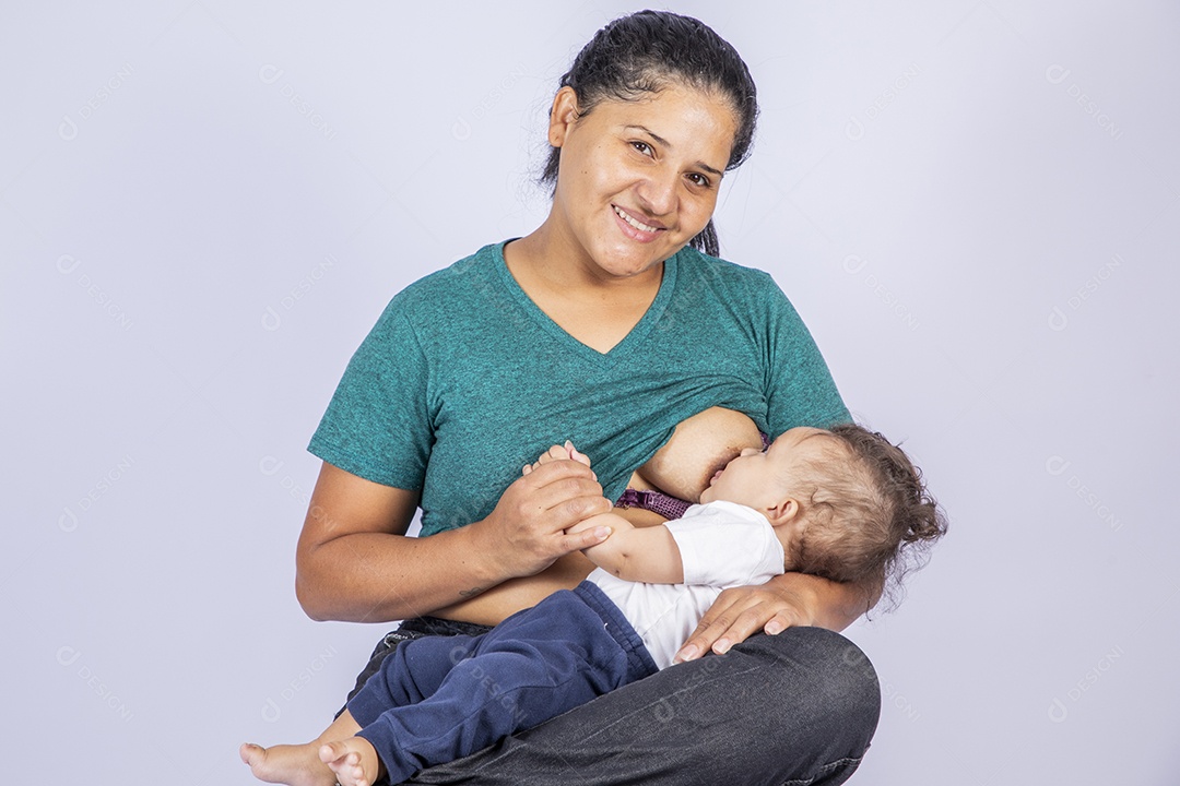 Uma mãe dedicada amamentando seu neném