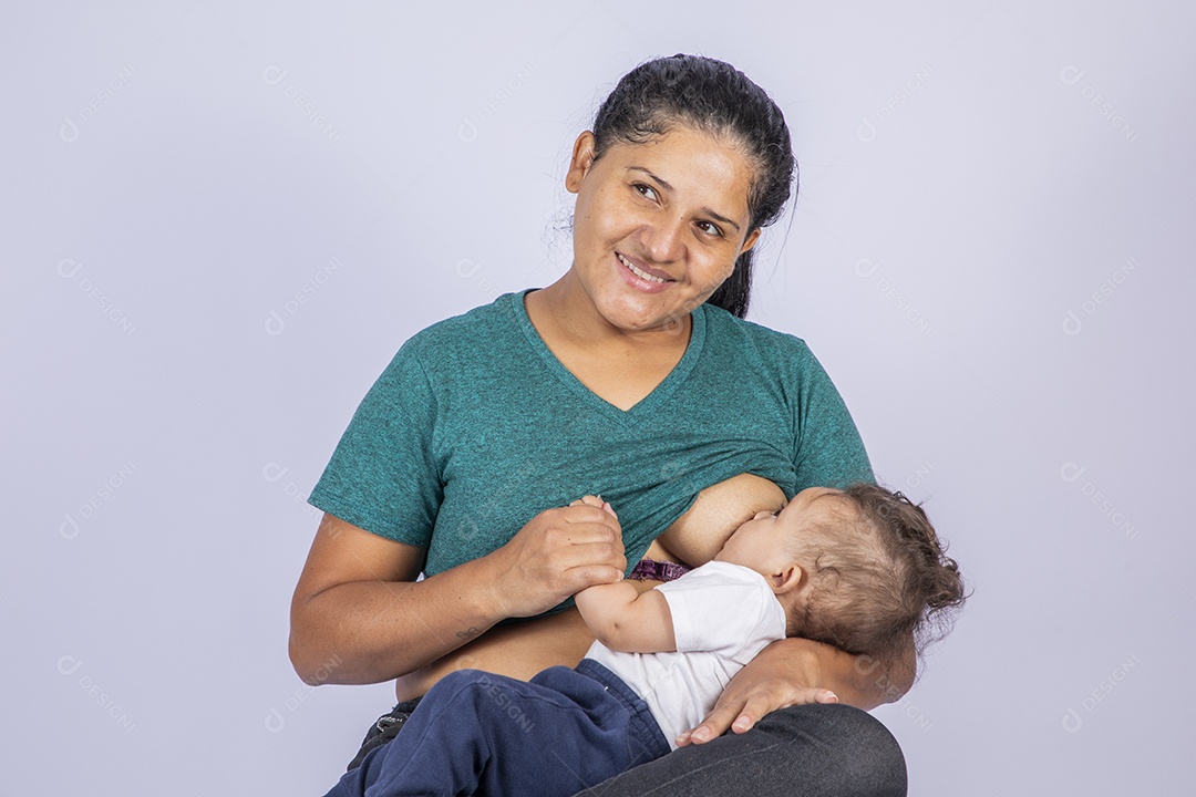 Mãe amamentando seu bebê que está puxando seu cabelo