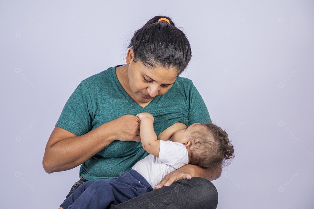 Mãe amamentando seu bebê que está puxando seu cabelo