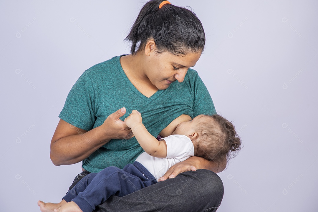 Mãe amamentando seu bebê que está puxando seu cabelo