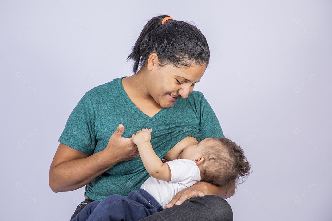 Mãe amamentando seu bebê que está puxando seu cabelo