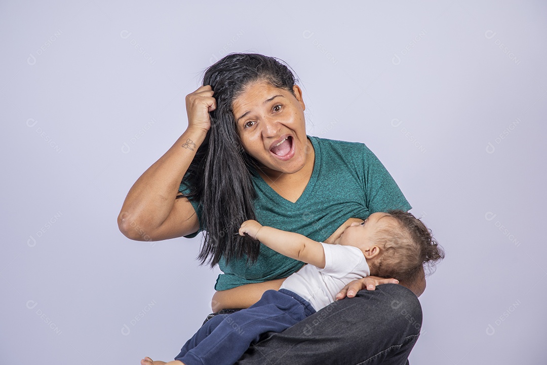 Mãe amamentando seu bebê que está puxando seu cabelo