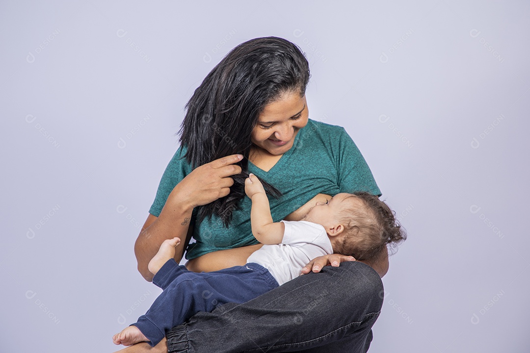 Mãe amamentando seu bebê que está puxando seu cabelo