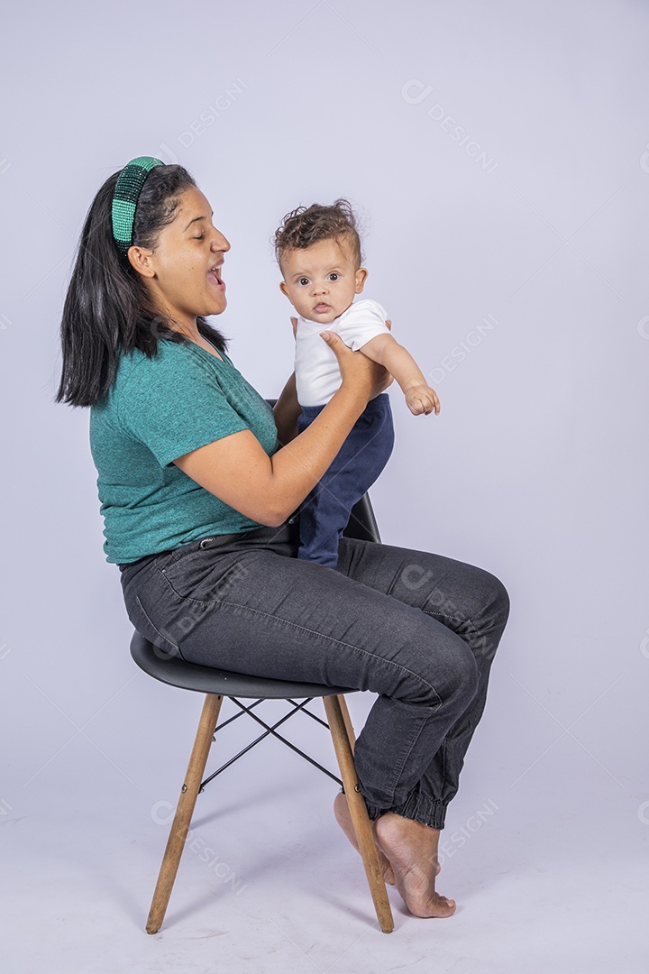 Mãe sorridente com seu bebê no colo
