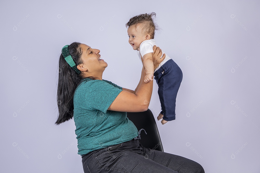 Mãe sorrindo levantando seu bebê feliz no colo
