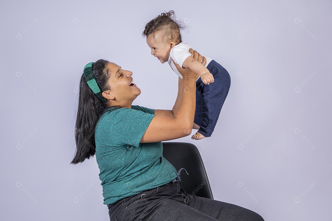 Mãe sorrindo levantando seu bebê feliz no colo