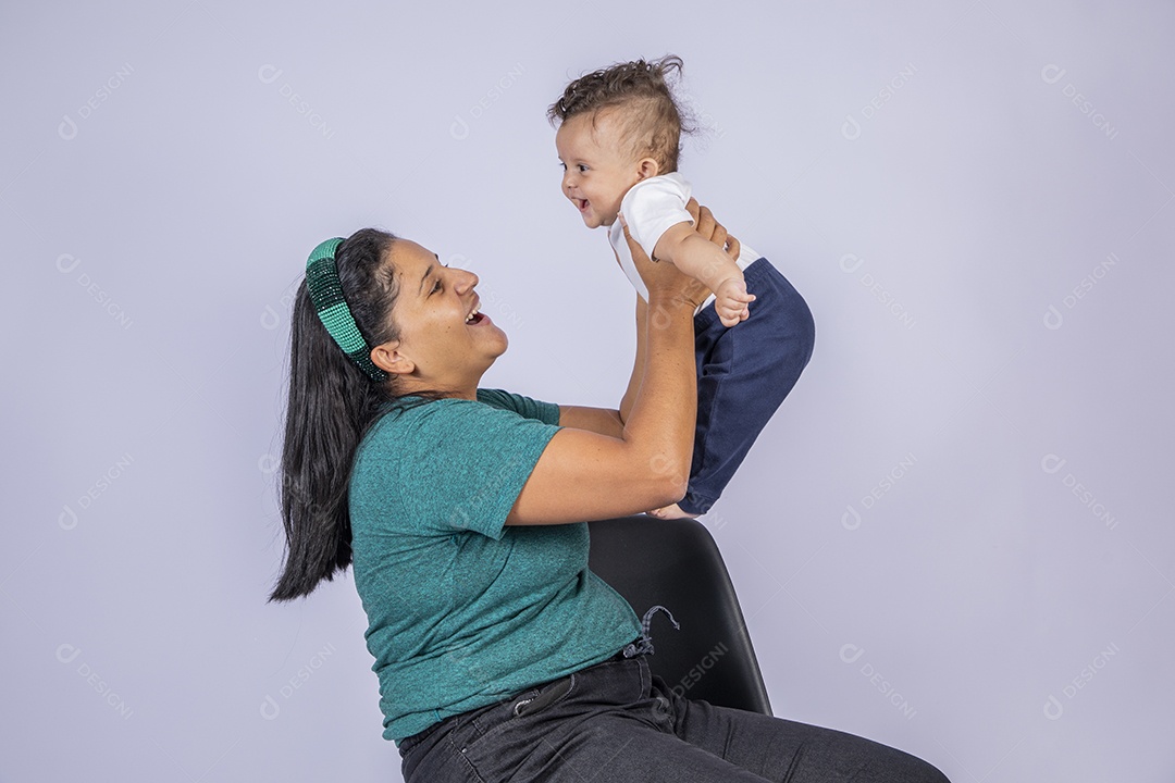 Mãe contente olhando e segurando seu bebê no colo