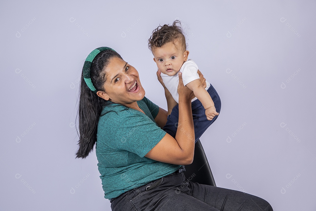 Mãe sorridente com seu bebê no colo
