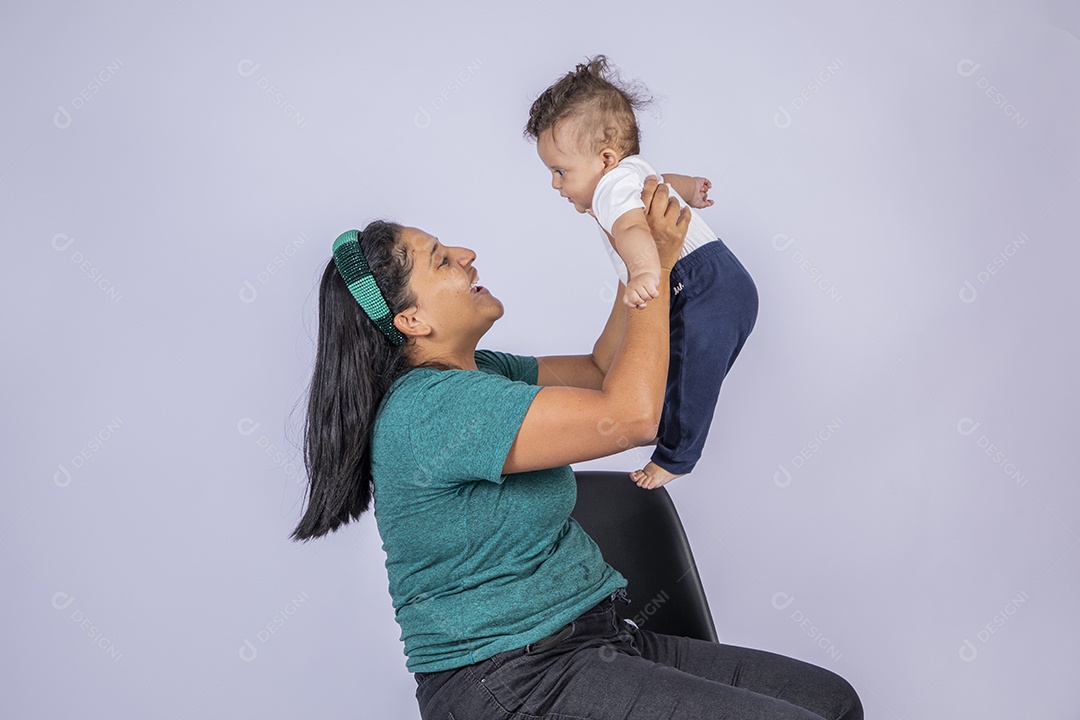 Mãe contente olhando e segurando seu bebê no colo