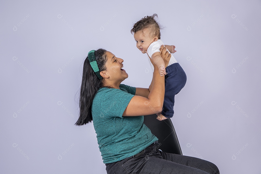 Mãe contente olhando e segurando seu bebê no colo