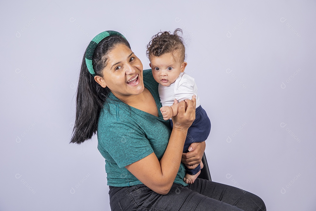 Mãe contente olhando e segurando seu bebê no colo