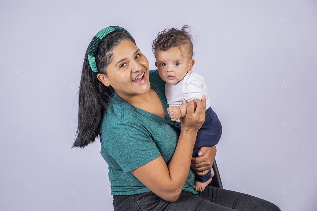 Mãe dedicada e carinhosa segurando seu bebê feliz