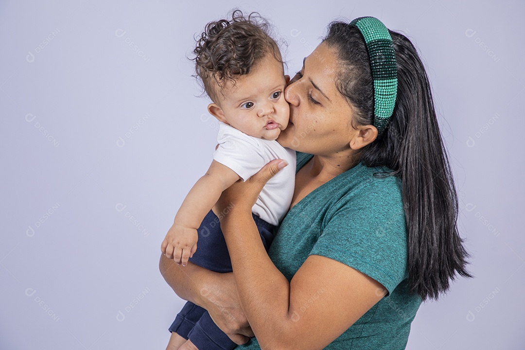 Mãe dedicada e carinhosa dando cheirinho no seu bebê