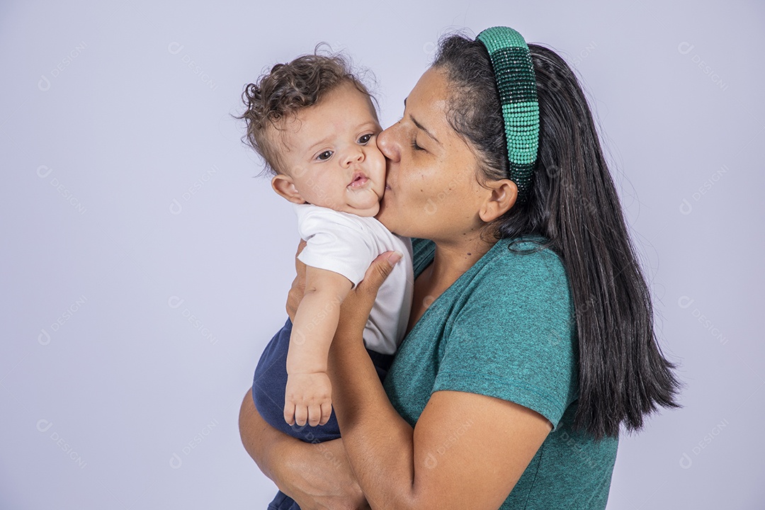 Mãe dedicada e carinhosa beijando seu bebê