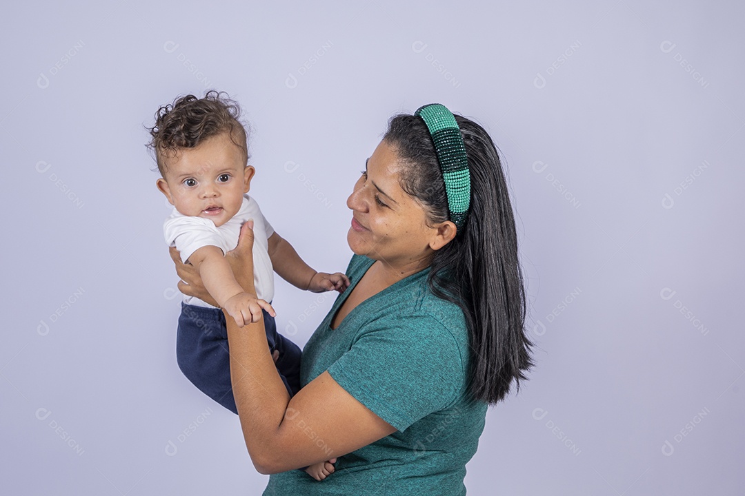 Mãe dedicada e carinhosa segurando seu bebê