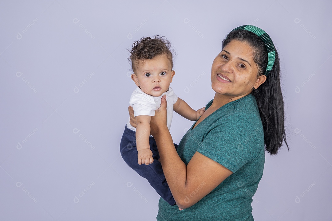 Mãe dedicada e carinhosa segurando seu bebê feliz