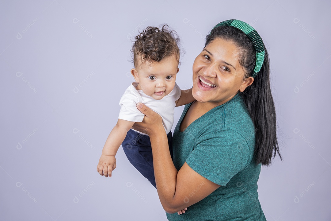 Mãe dedicada carinhosa e feliz segurando seu bebê feliz