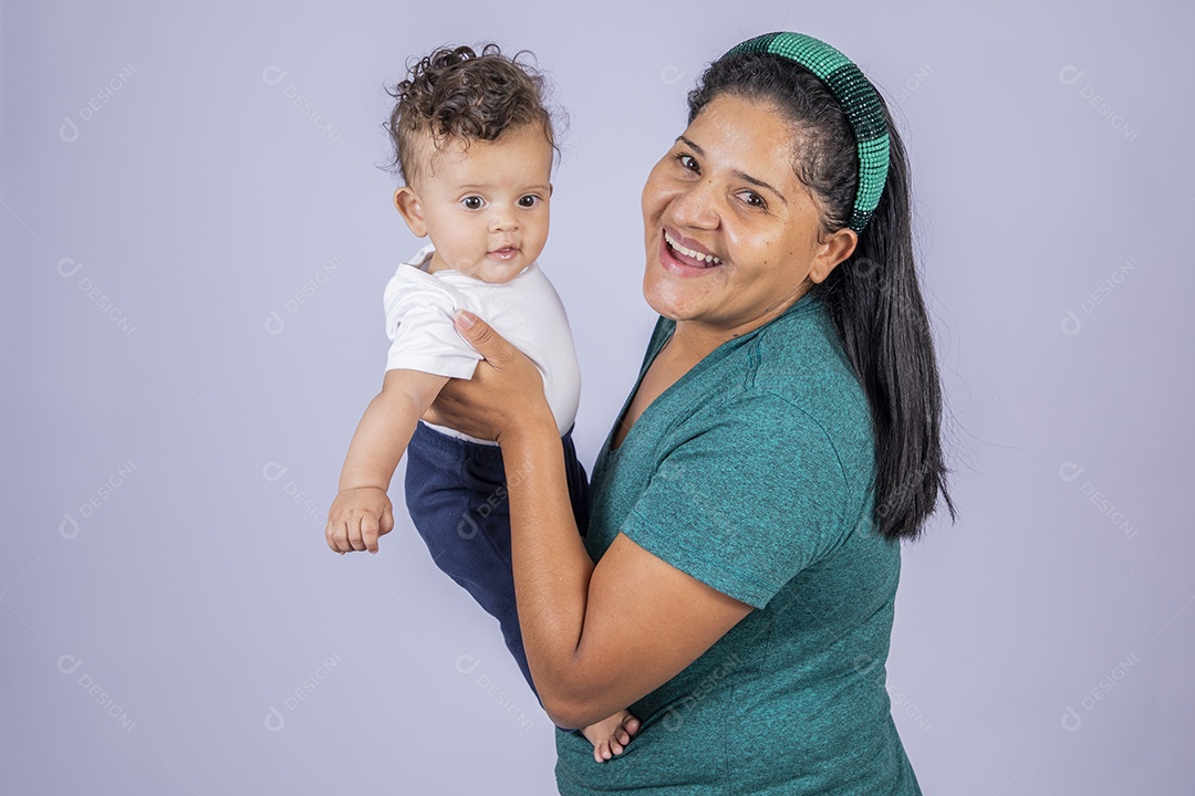 Mãe dedicada carinhosa e feliz segurando seu bebê feliz