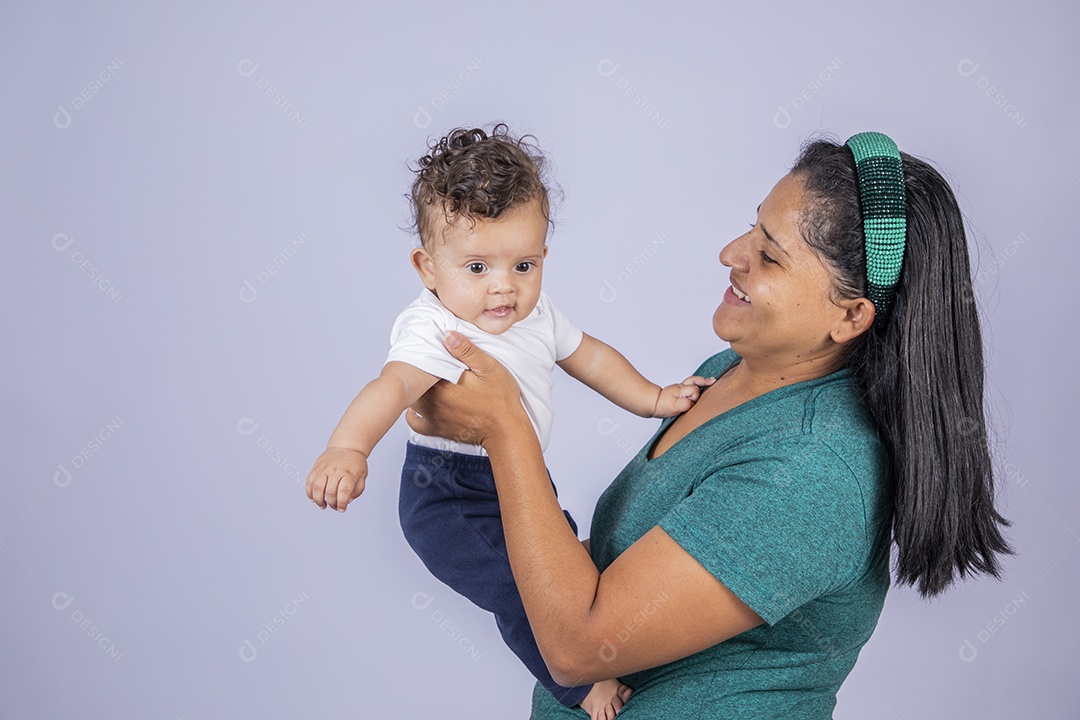 Mãe dedicada carinhosa e feliz segurando seu bebê