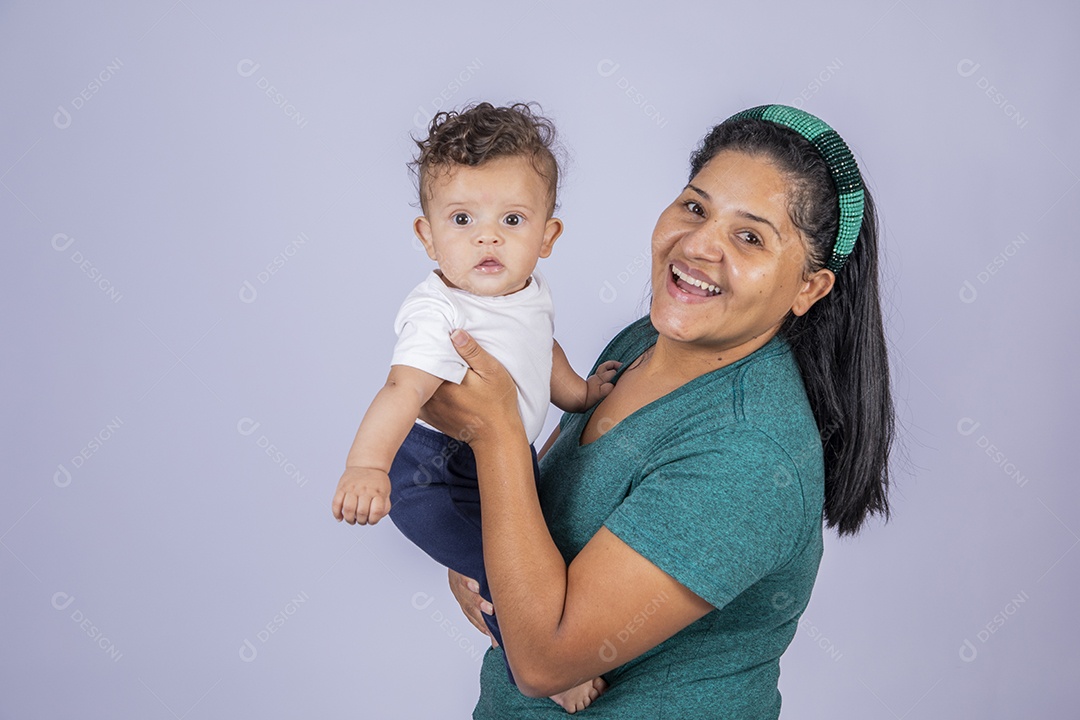Mãe dedicada carinhosa e feliz segurando seu bebê