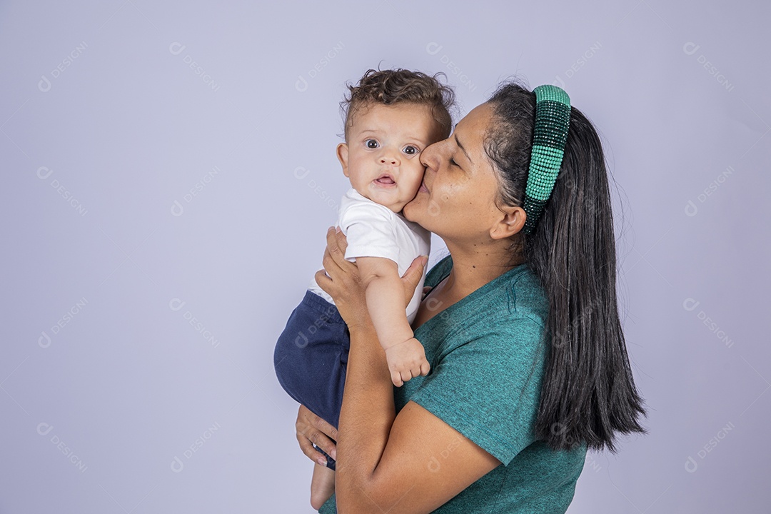 Mãe dedicada e carinhosa beijando seu bebê