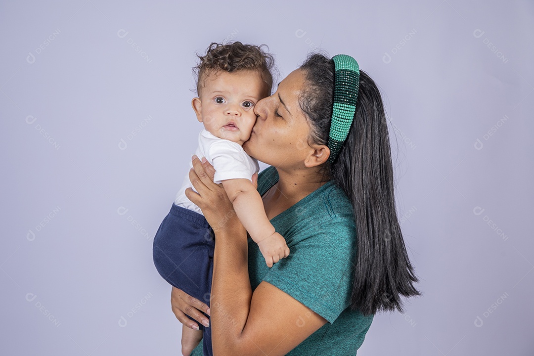 Mãe dedicada e carinhosa beijando seu bebê