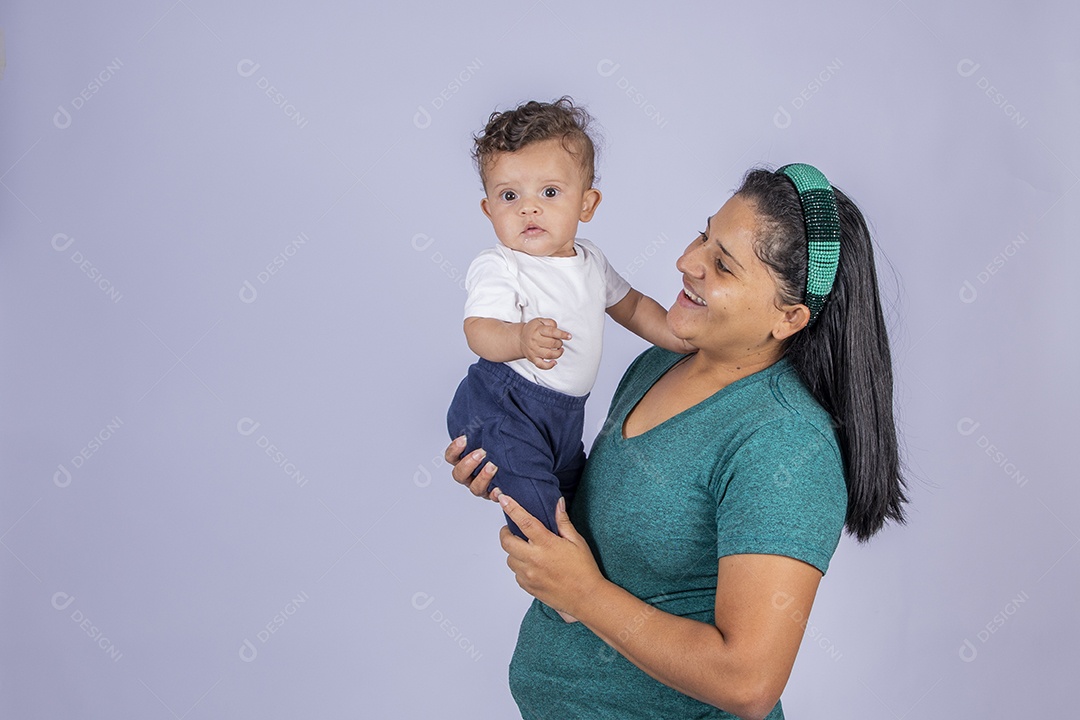 Mãe feliz com seu bebê no colo