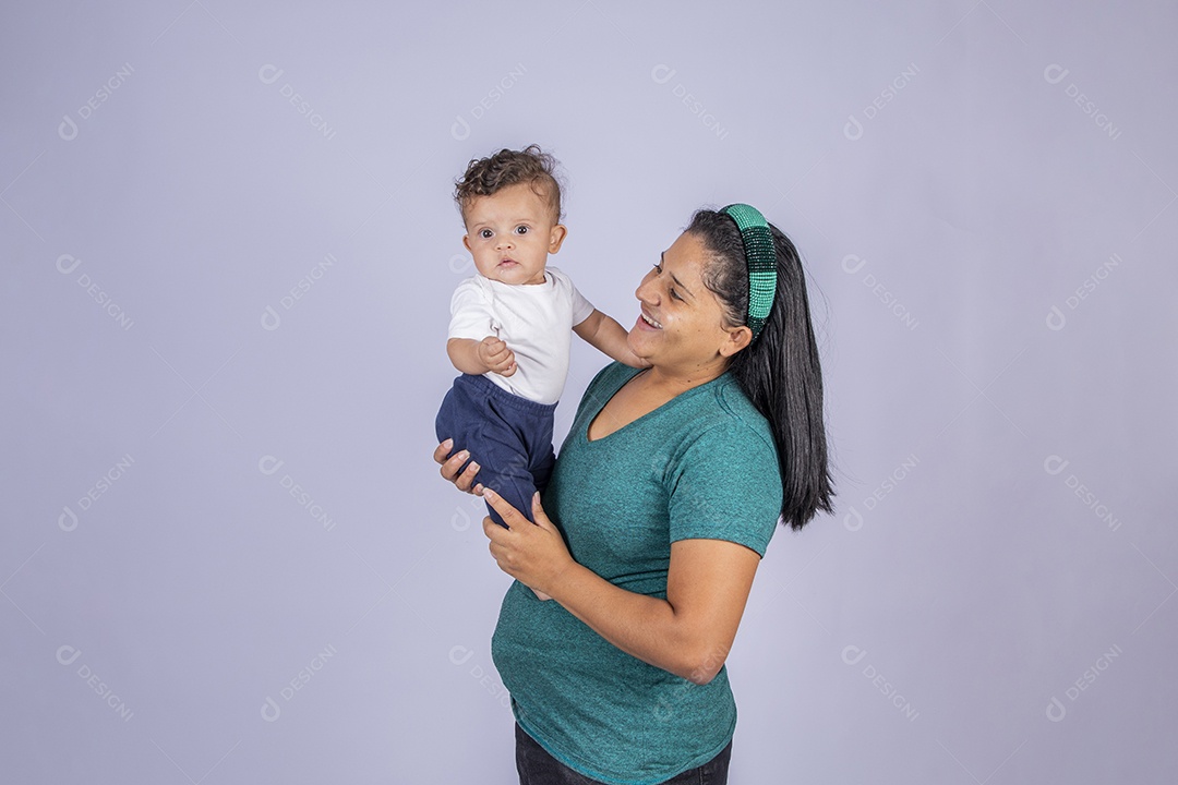 Mãe feliz com seu bebê no colo