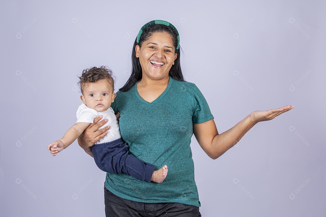 Mãe dedicada e carinhosa segurando seu bebê feliz com gesto pro lado