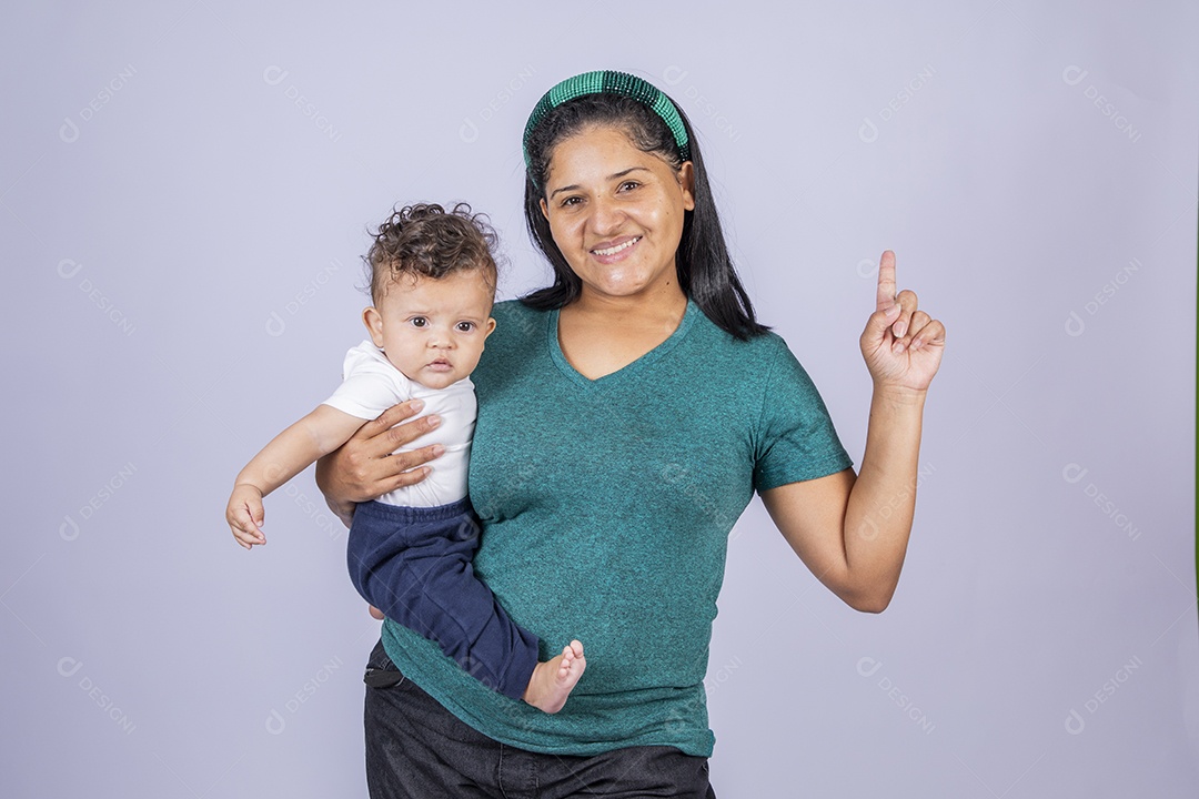Mãe dedicada e carinhosa segurando seu bebê feliz