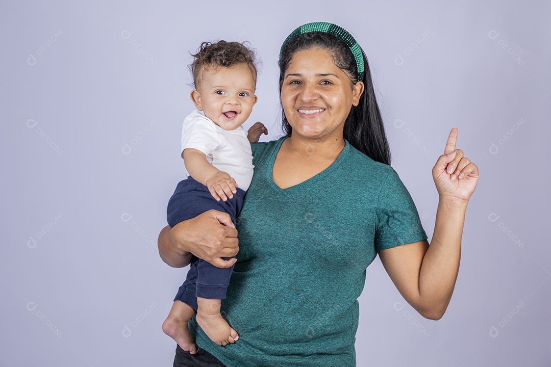 Mãe dedicada e carinhosa segurando seu bebê feliz
