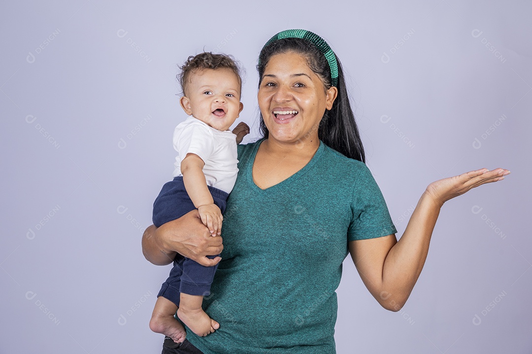 Mãe dedicada e carinhosa segurando seu bebê feliz