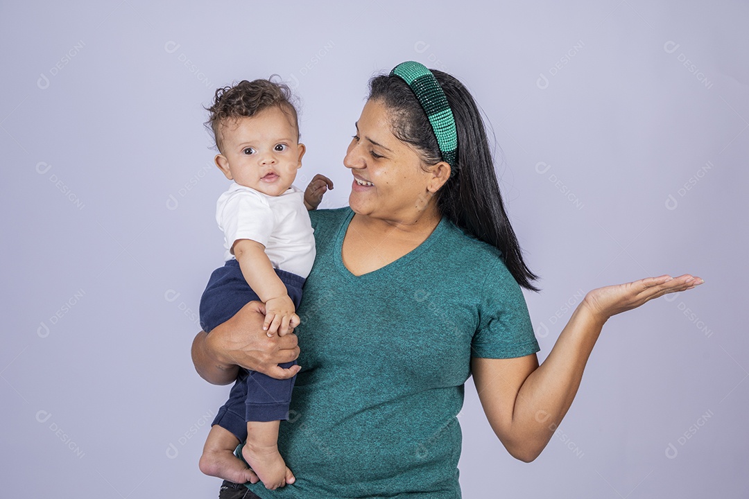 Mãe dedicada e carinhosa segurando seu bebê