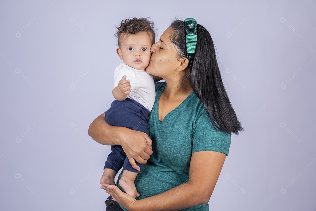 Mãe dedicada e carinhosa dando cheirinho no seu bebê