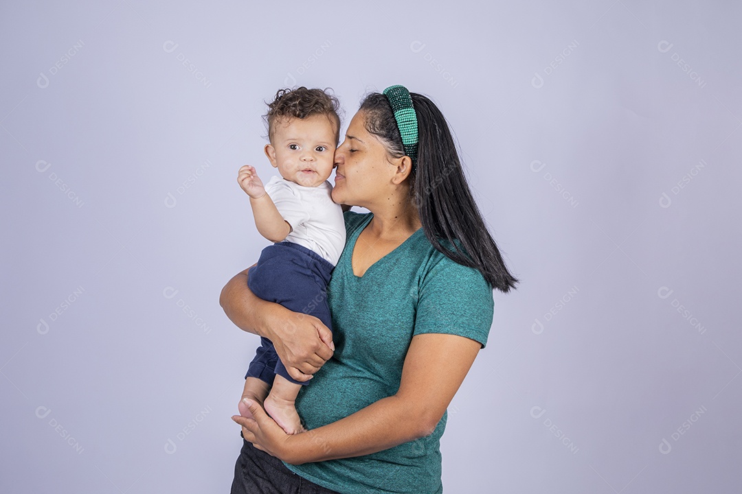 Mãe dedicada e carinhosa dando cheirinho no seu bebê